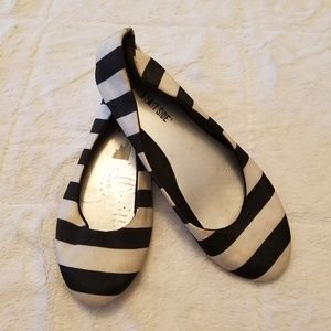 🎁 Black and White Striped Flats